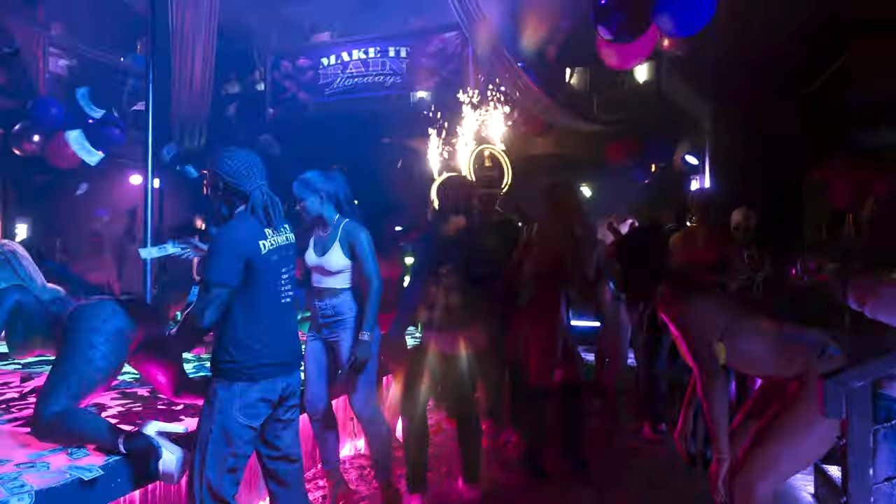 Ein Screenshot in einem Stripclub, der für „Make it Rain Mondays“ in GTA 6 wirbt. 